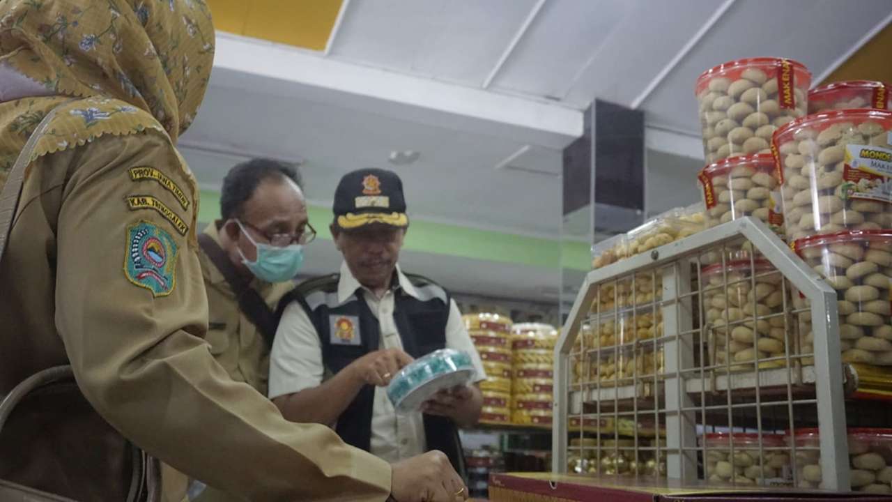 Dinas Kesehatan sidak pasar Trenggalek, sasar makanan dan minuman expired/Foto: Raden Zamz (Kabar Trenggalek)