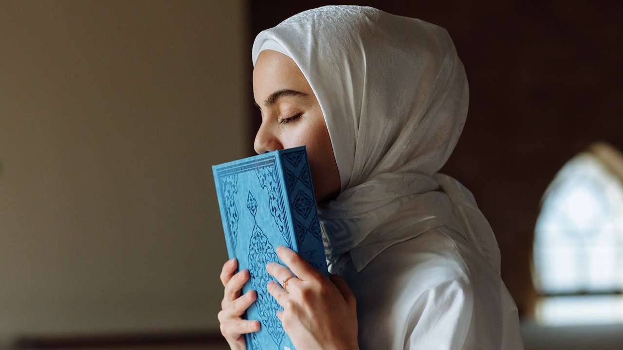Ilustrasi. Seorang perempuan sedang mengamalkan doa Nabi Sulaiman untuk mendatangkan uang/Foto: Pexels