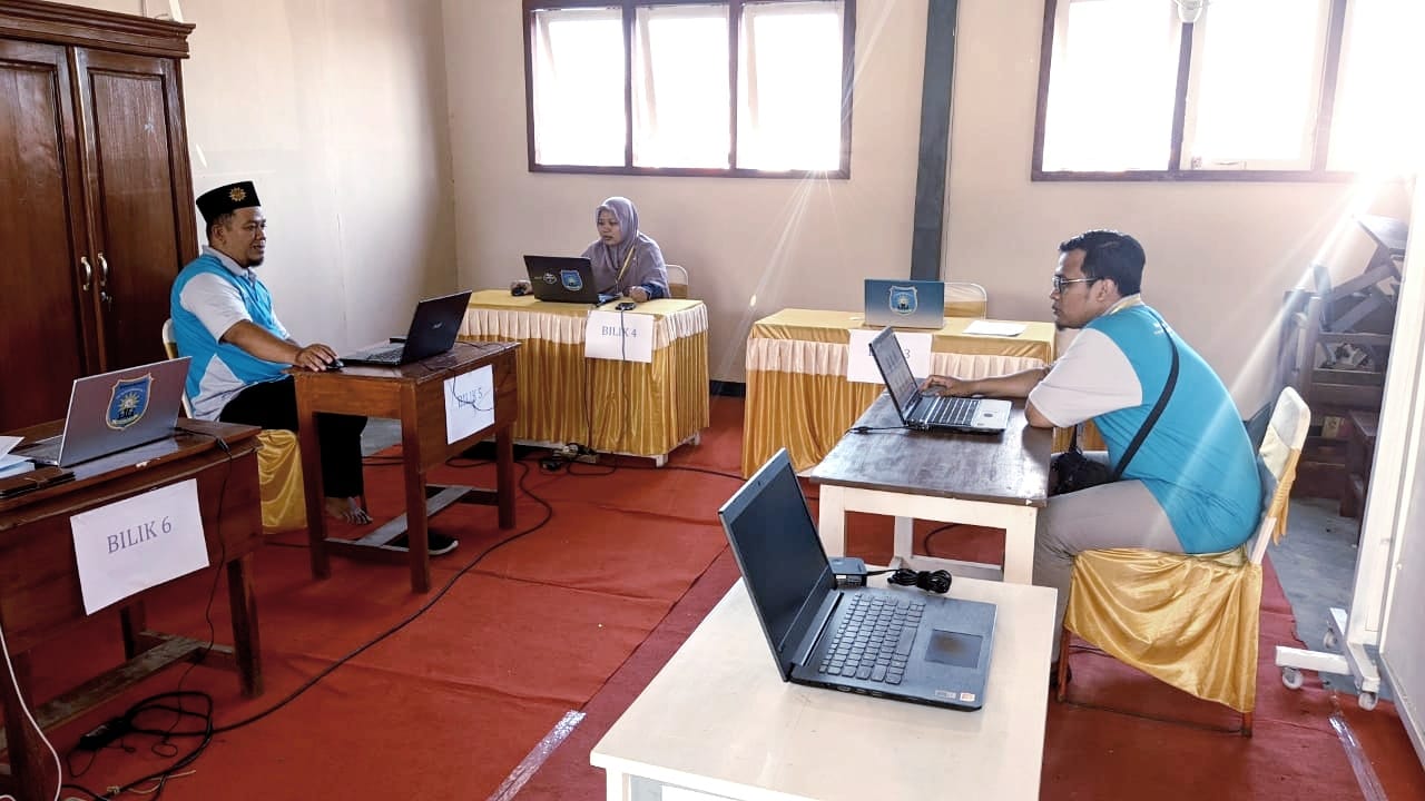 Panitia Musyda Muhammadiyah Trenggalek siapkan laptop untuk E-Voting/Foto: Panitia Musyda untuk Kabar Trenggalek