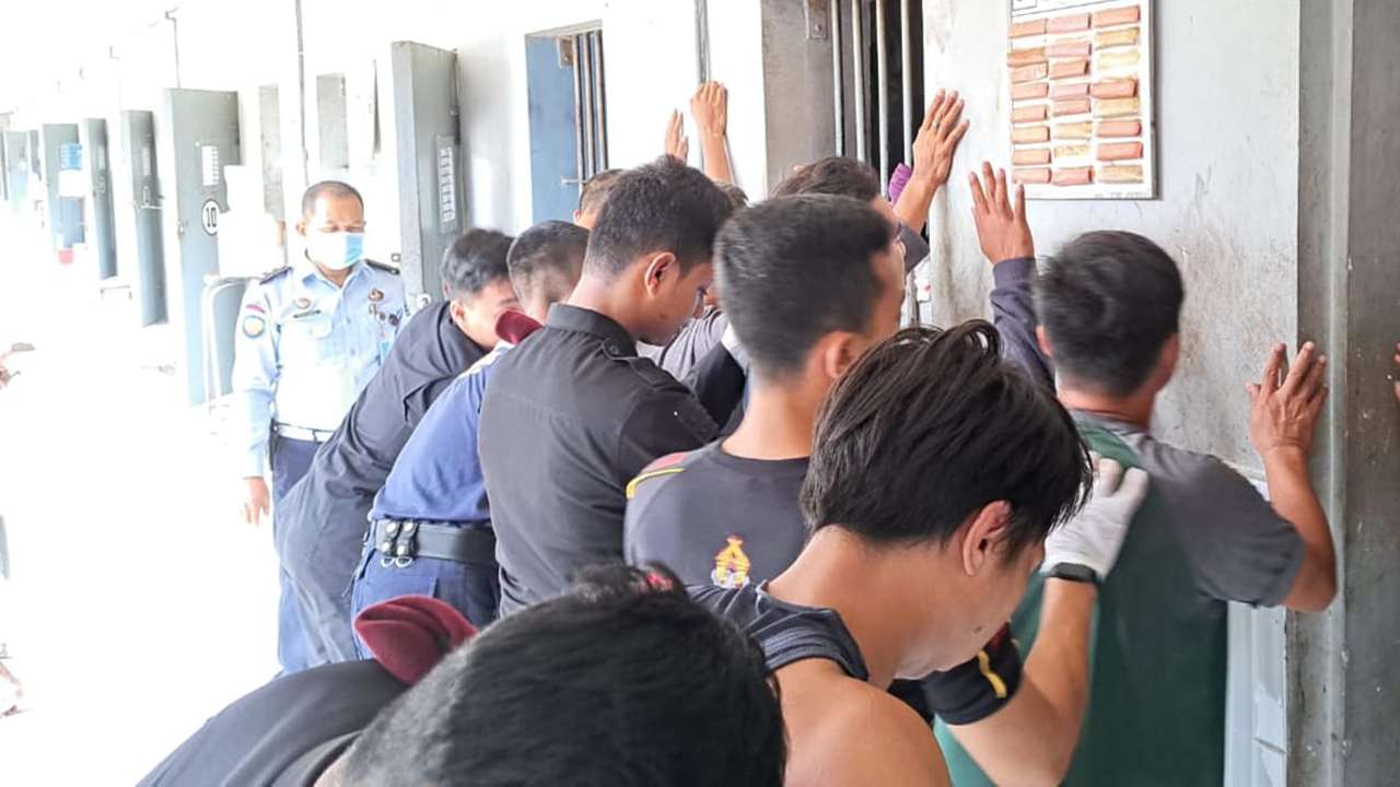 Penggeledahan di kamar warga binaan Rutan Trenggalek/Foto: Raden Zamz (Kabar Trenggalek)