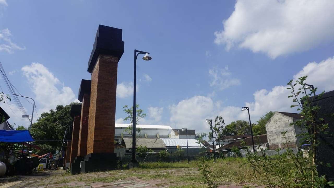 Bangunan pujasera bekas Disdukcapil Trenggalek ramai dikunjungi rumput/Foto: Raden Zamz (Kabar Trenggalek)