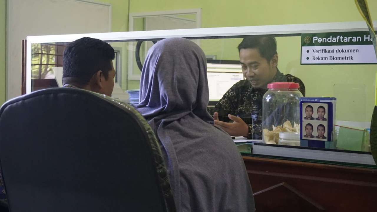 Jamaah Haji Trenggalek urus administrasi keberangkatan/Foto: Raden Zamz (Kabar Trenggalek)