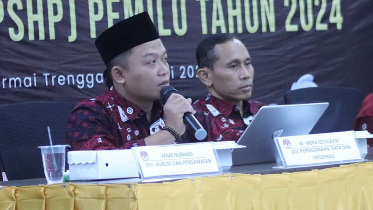 Kiri: Muhammad Indra Setiawan, Komisioner KPU Trenggalek Divisi Perencanaan Data dan Informasi/Foto: Raden Zamz (Kabar Trenggalek)