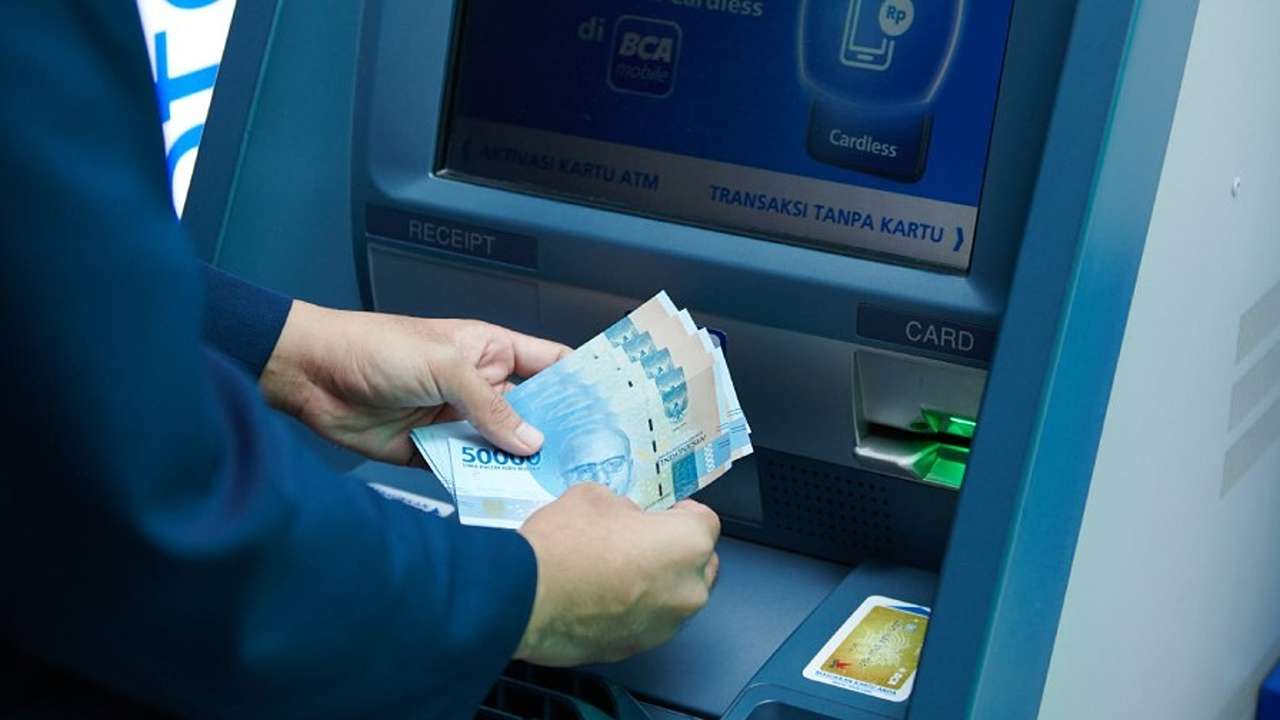 Ilustrasi tarik uang di ATM tanpa kartu/Foto: BCA