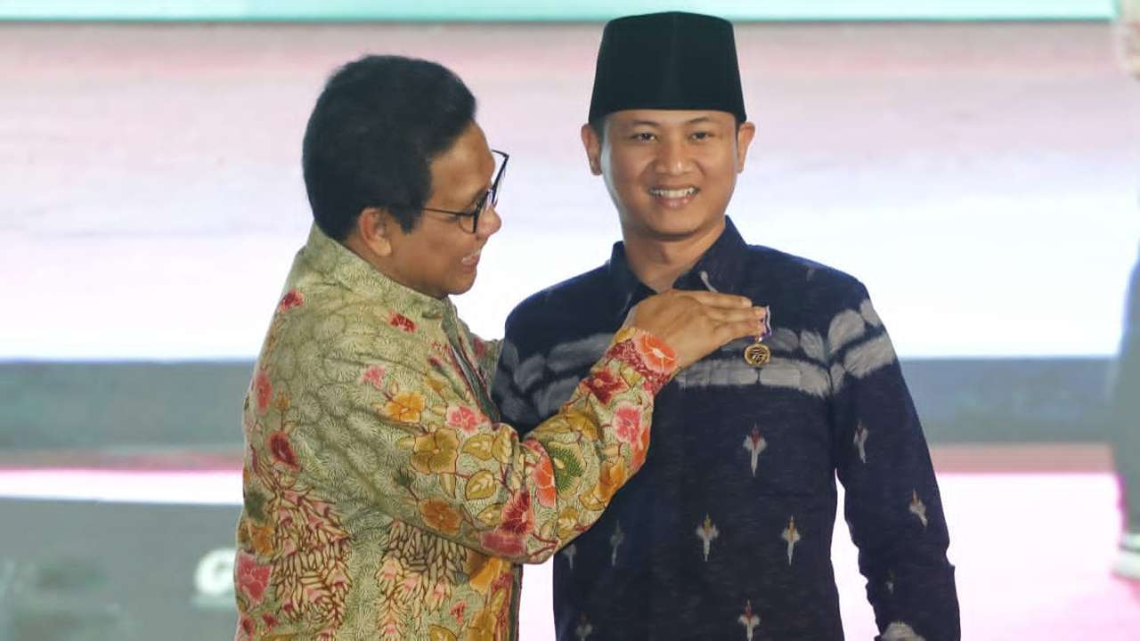 Bupati Trenggalek, Mochamad Nur Arifin (Mas Ipin) dapat penghargaan dari Menteri Desa/Foto: Kominfo for Kabar Trenggalek