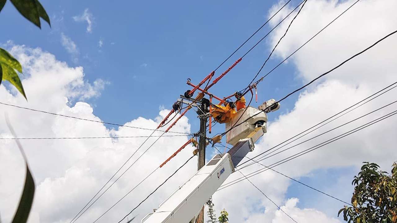 Pasukan Pekerjaan Dalam Keadaan Bertegangan (PDKB) sedang memperbaiki jaringan listrik/Foto: PDKB