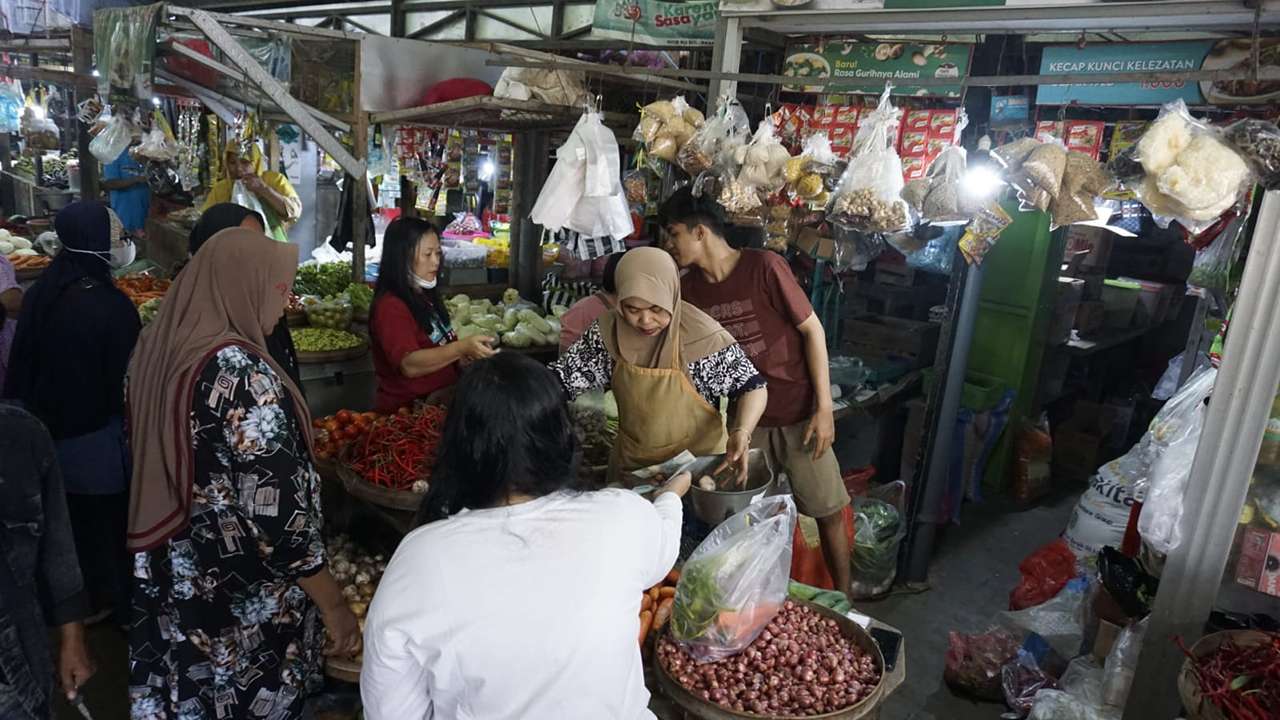 Pedagang dan pembeli di Pasar Trenggalek/Foto: Raden Zamz (Kabar Trenggalek)