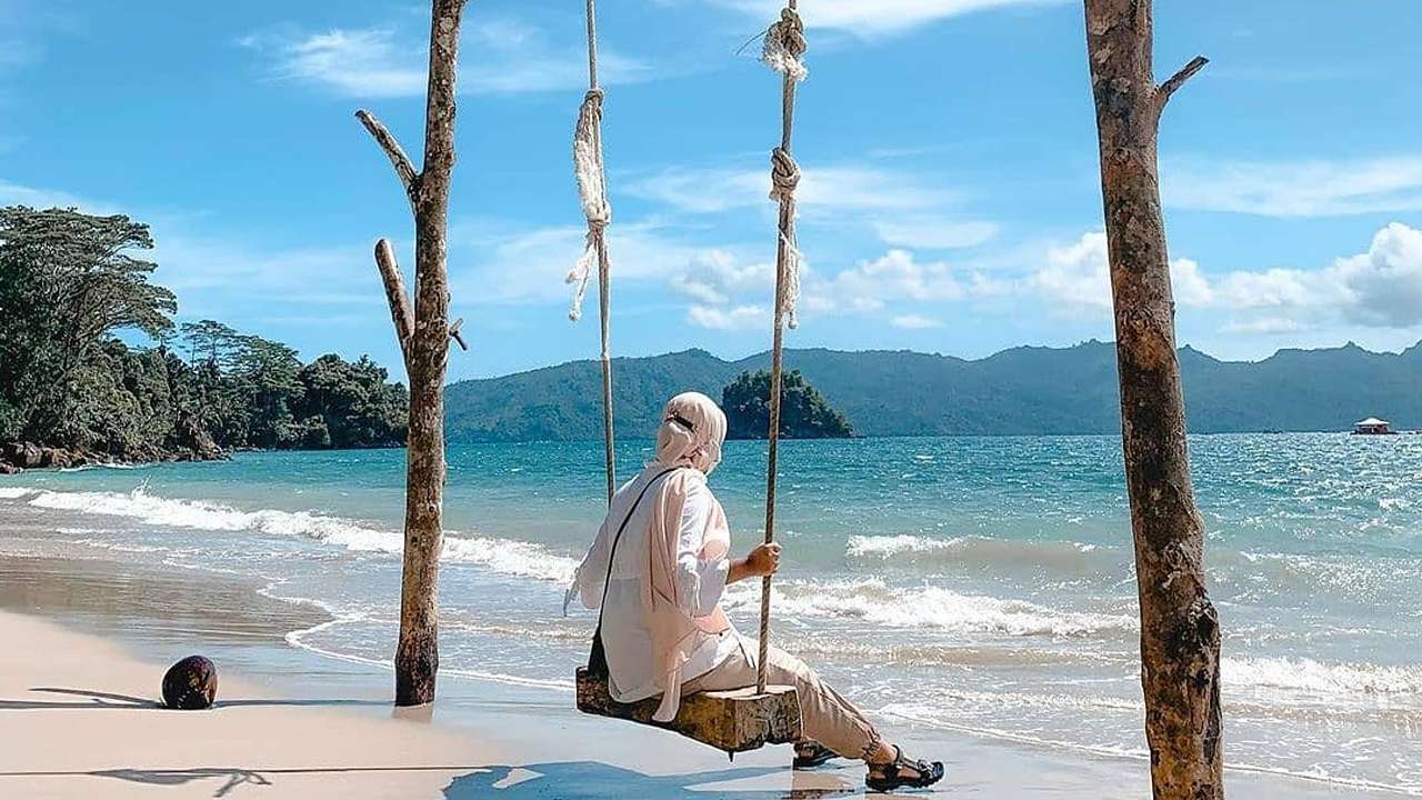 Seorang wisatawan sedang healing di Pantai Mutiara Trenggalek/Foto: @vitrizk (Instagram)