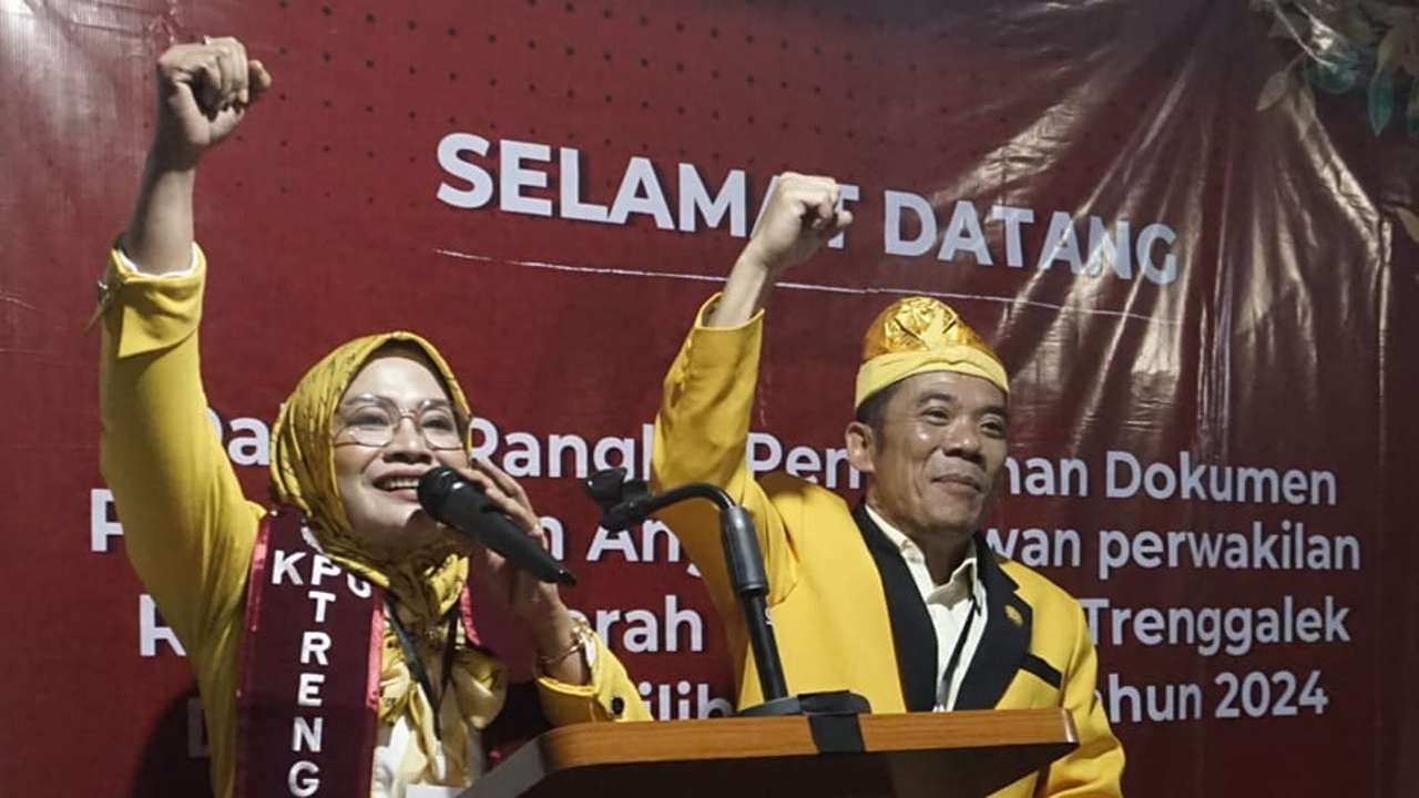 Memakai baju adat, Partai Golkar Trenggalek ajukan caleg ke KPU/Foto: Raden Zamz (Kabar Trenggalek)
