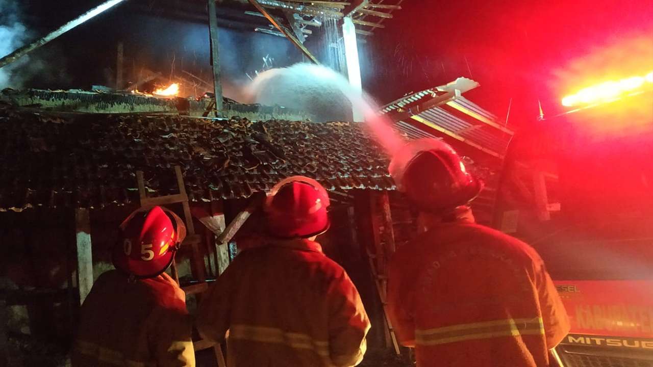 Tim Damkar memadamkan atap tempat pembakaran genteng digasak api/Foto: Damkar Trenggalek for Kabar Trenggalek