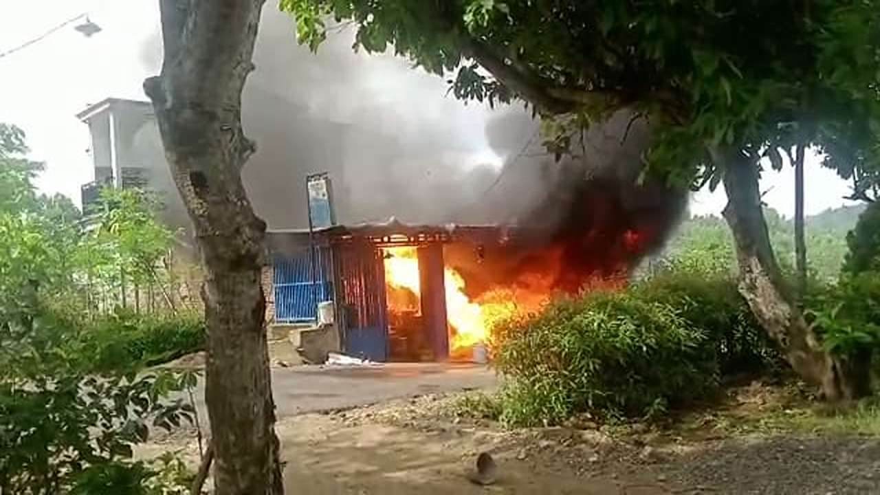 Kebakaran di toko Kecamatan Panggul, Trenggalek/Foto: Damkar for Kabar Trenggalek