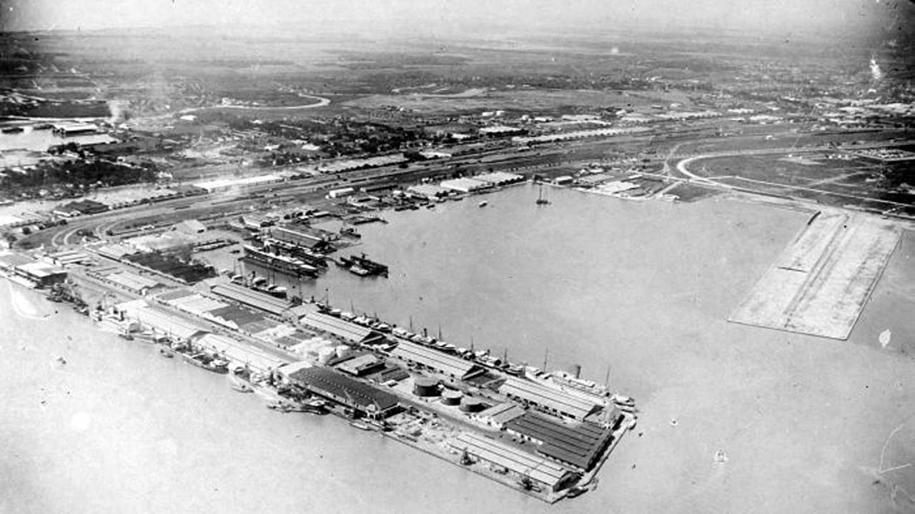 Pelabuhan Tanjung Perak Surabaya pada zaman pemerintah kolonial Belanda/Foto: Tropen Museum