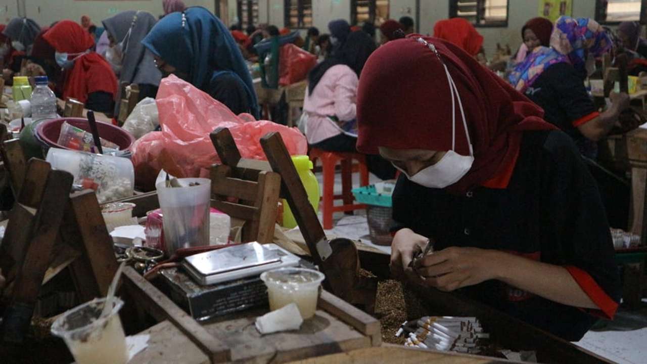 Buruh Trenggalek sedang bekerja/Foto: Raden Zamz (Kabar Trenggalek)