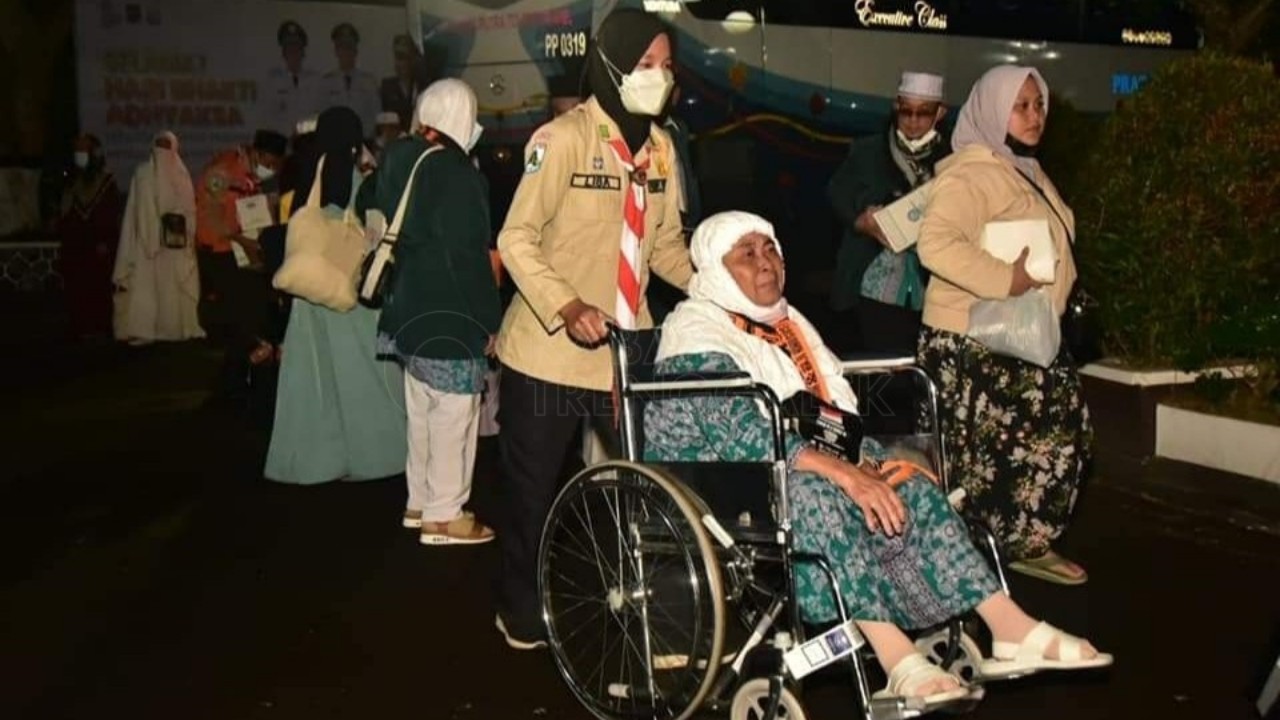 Ilustrasi jamaah haji asal Trenggalek naik kursi roda/Foto: Pemkab Trenggalek