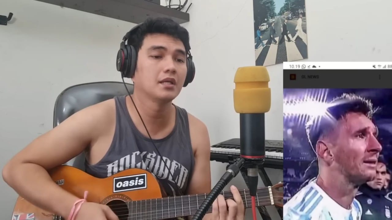 Aldi Taher menyanyikan lagu merayu Messi agar datang ke Indonesia/Foto: Tangkap layar