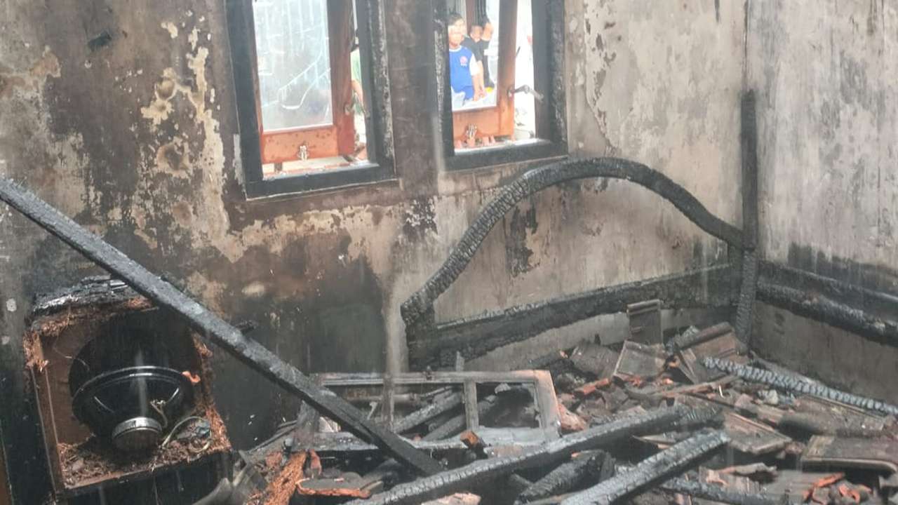 Rumah warga Trenggalek terbakar akibat konslet colokan listrik/Foto: Raden Zamz (Kabar Trenggalek)