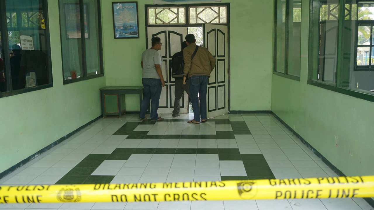 Satreskrim Polres Trenggalek olah TKP di Kolam Renang Tirta Jwalita/Foto: Raden Zamz (Kabar Trenggalek)