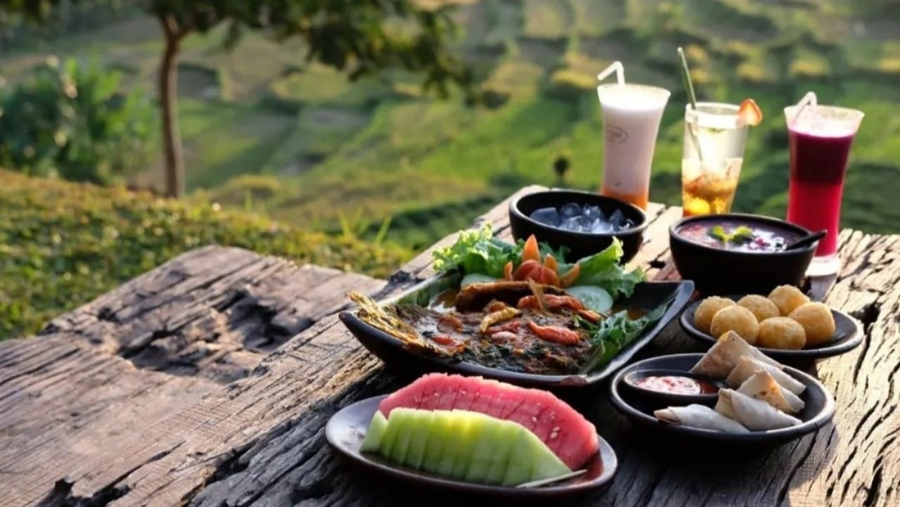 Nikmatnya makan ditemani pemandangan alam yang indah/Foto: Resto Mewah