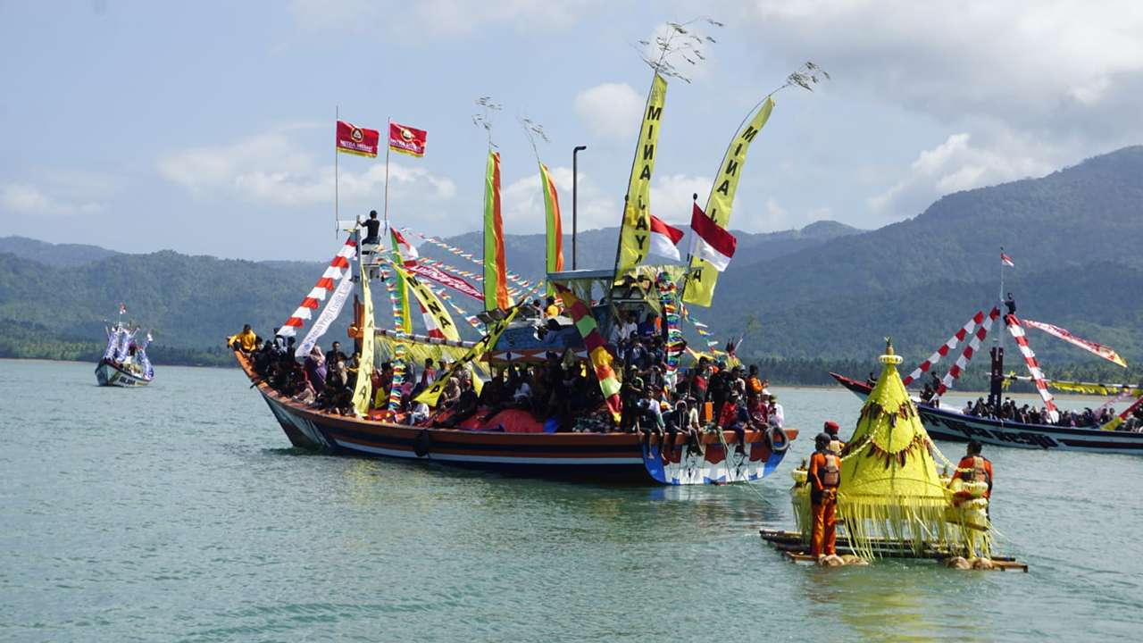 Suasana upacara adat Labuh Laut Larung Sembonyo 2023/Foto: Raden Zamz (Kabar Trenggalek)