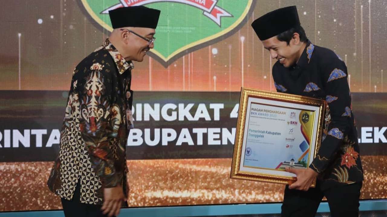 Syah Muhammad Natanegara, Wakil Bupati Trenggalek, menerima penghargaan BKN Award/Foto: Raden Zamz (Kabar Trenggalek)