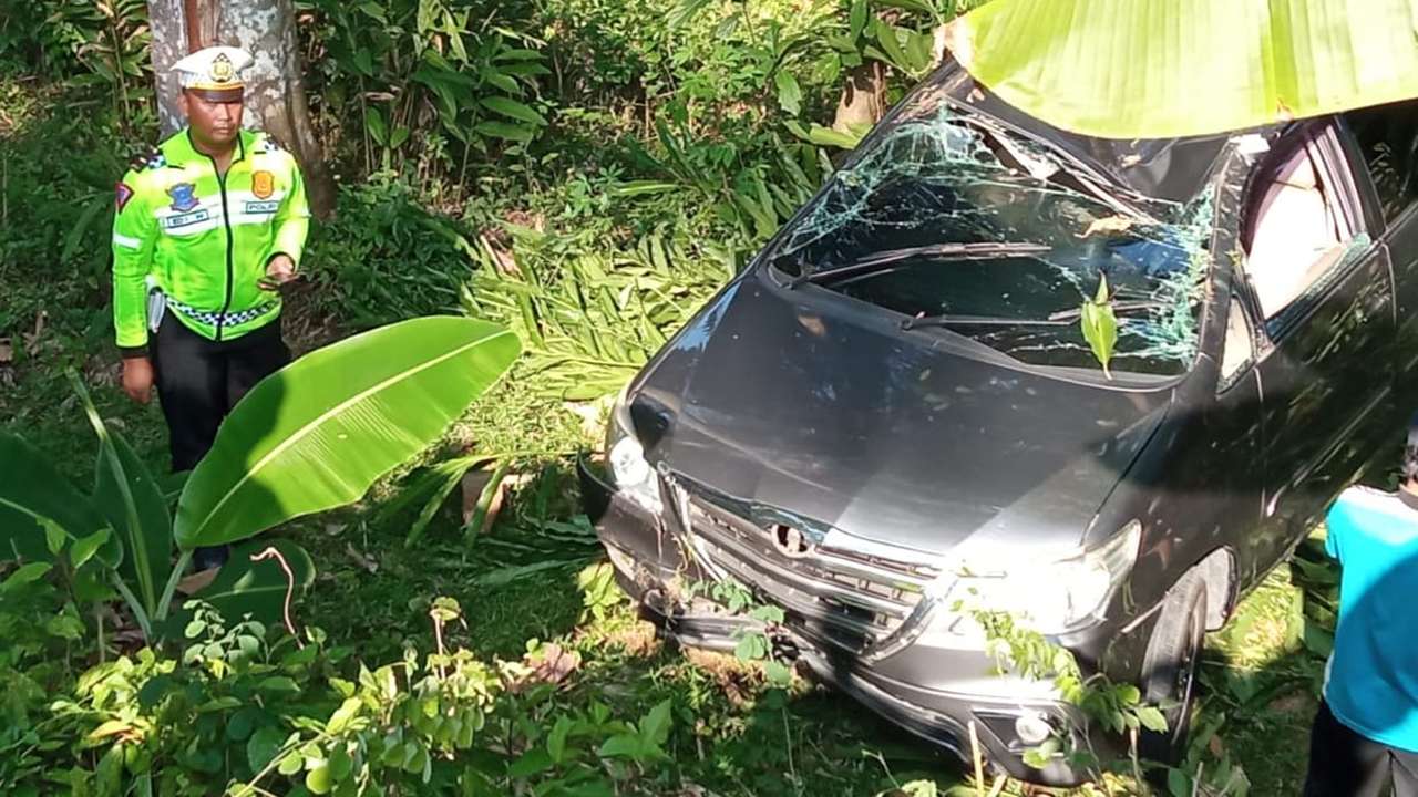 Kecelakaan Trenggalek, Mobil Innova masuk jurang/Foto: Raden Zamz (Kabar Trenggalek)