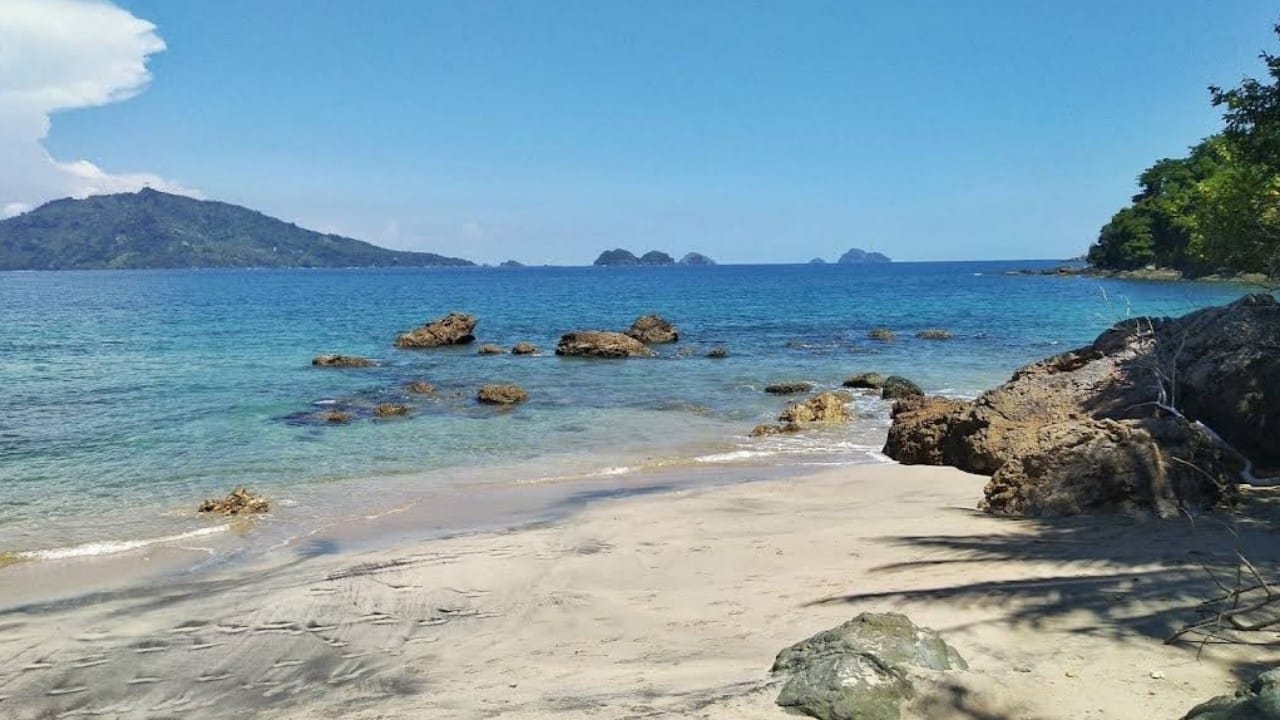 Nyamannya Healing di Pantai Putih Trenggalek, Suasananya Sunyi dan Menenangkan