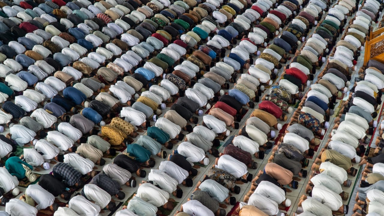 Ilustrasi, umat islam melaksanakan sholat idul adha secara berjamaah/Foto: Canva