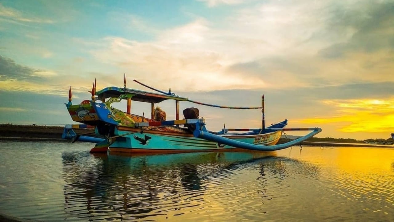 Indahnya pemandangan di Pantai Cemara Puger Jember Jawa Timur dikala senja/Foto: Luki Zidarsen (Instagram)