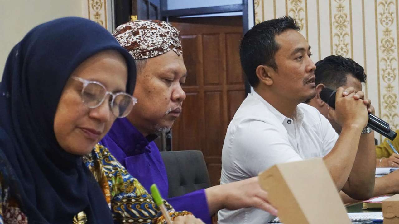 Kasatreskrim Polres Trenggalek, Iptu Agus Salim (kanan) saat hearing di DPRD/Foto: Raden Zamz (Kabar Trenggalek)