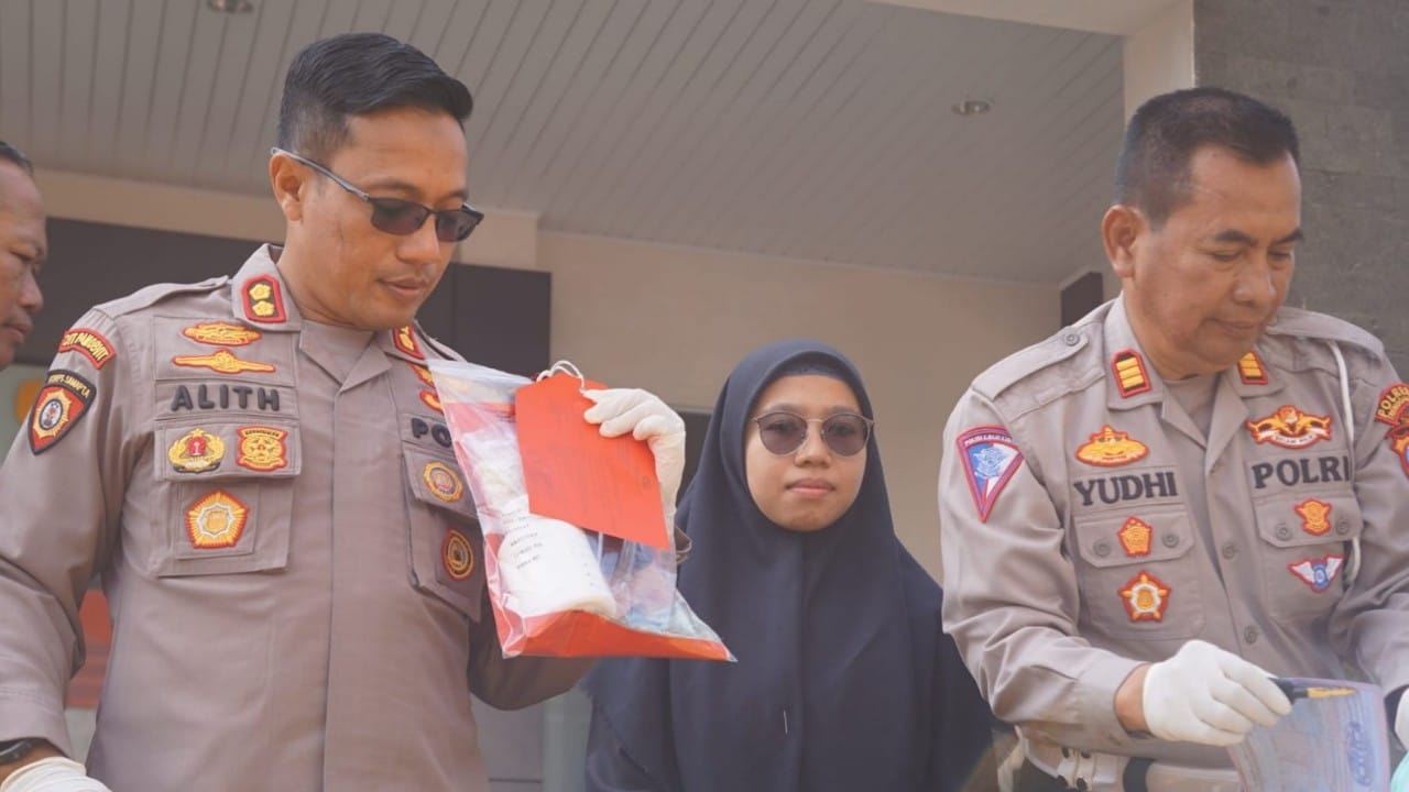 AKBP Alith Alarino menunjukan barang bukti/Foto: Raden Zamz (Kabar Trenggalek)