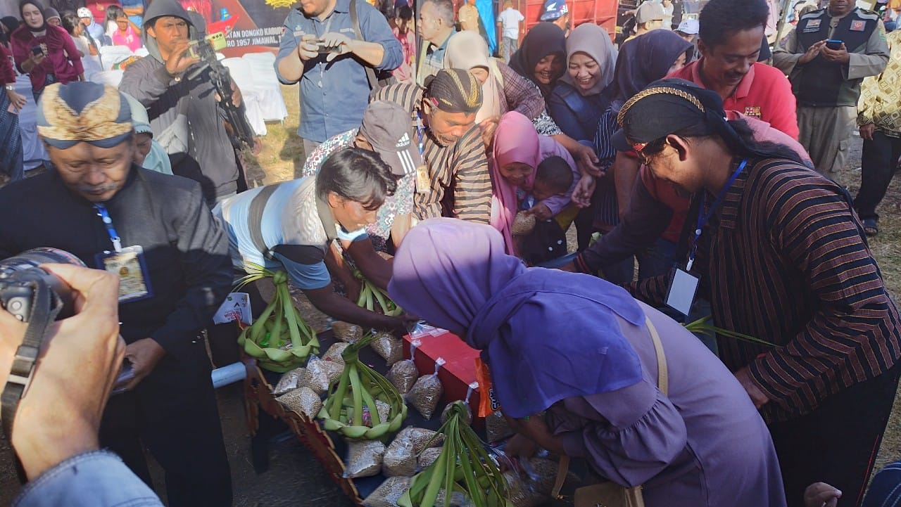 Warga berebut sajian Takir Plontang di Tradisi Ngitung Batih Kecamatan Dongko Trenggalek/Foto: Beni Kusuma (Kabar Trenggalek)