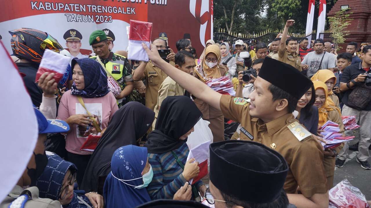 Wakil Bupati Trenggalek, Syah Muhammad Natanegara, bagikan bendera merah putih/Foto: Raden Zamz (Kabar Trenggalek)