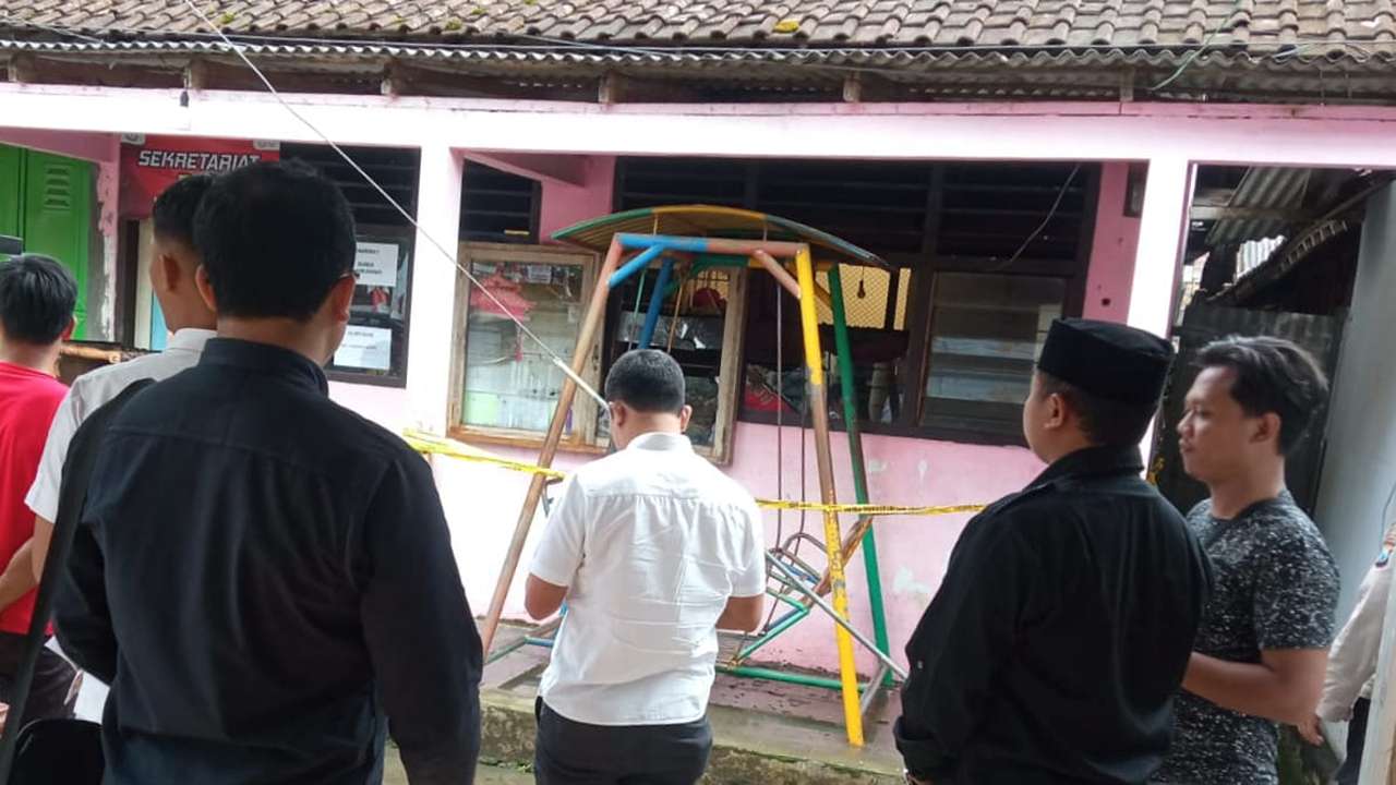 Olah TKP Kantor PPS Dompyong Trenggalek hangus/Foto: Raden Zamz (Kabar Trenggalek)