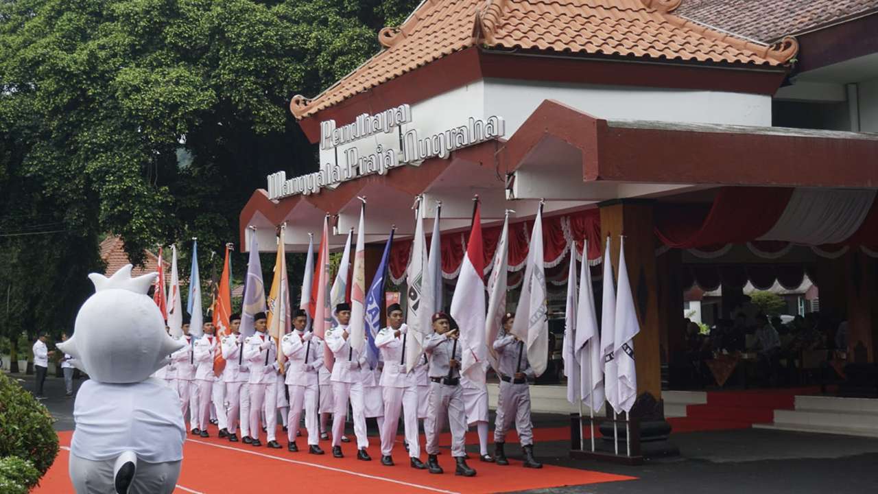 Kirab Pemilu 2024, 18 Bendera Partai Politik Tiba di Trenggalek