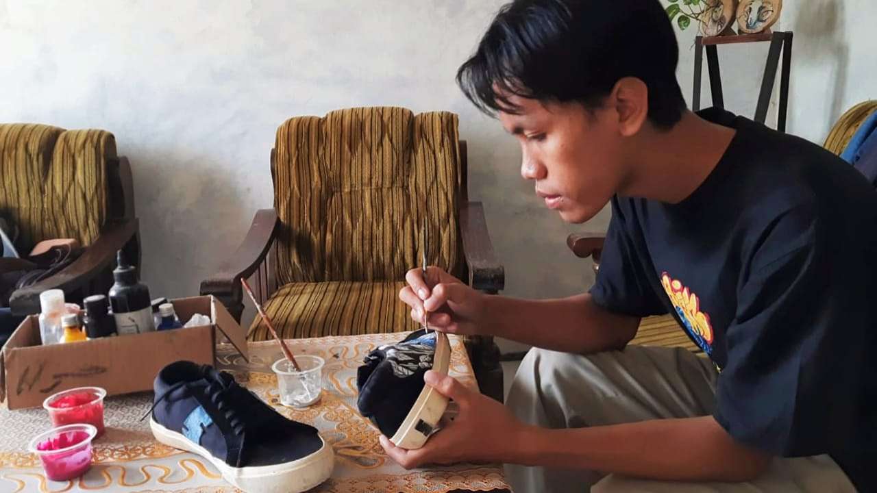 Zayinul Muhajibin, pemuda Trenggalek, pelukis sepatu/Foto: Raden Zamz (Kabar Trenggalek)