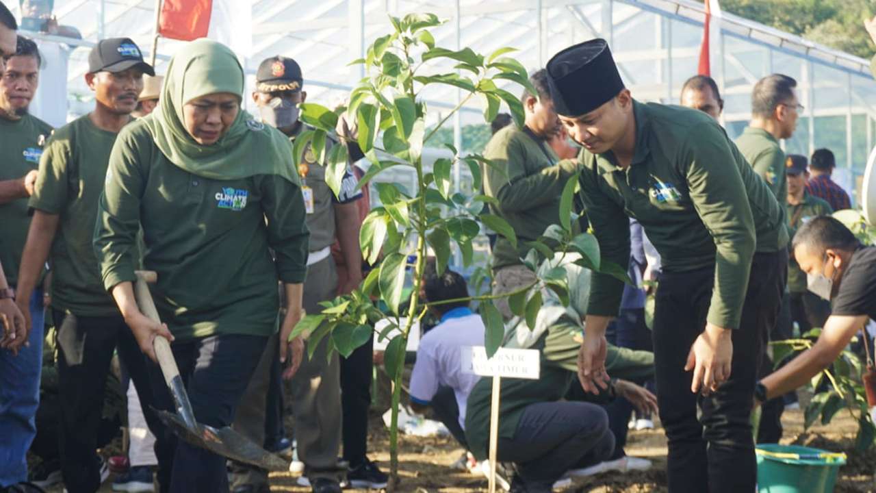 Kedekatan Bupati Ipin dan Gubernur Jawa Timur dalam menjaga lingkungan/Foto: Raden Zamz (Kabar Trenggalek)