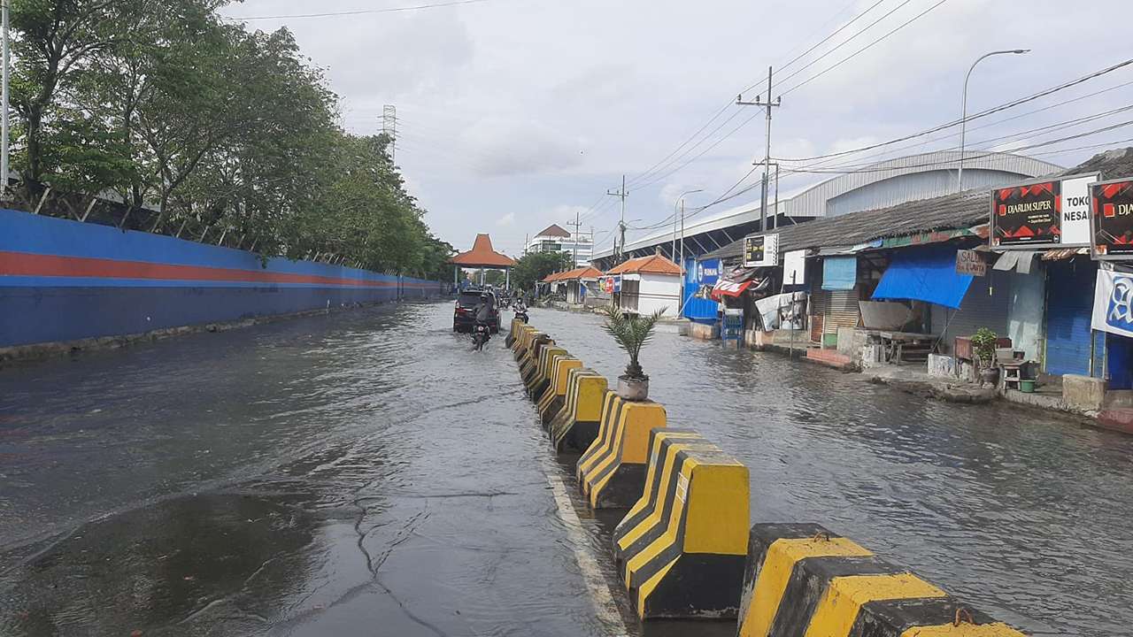 Banjir rob di Surabaya tahun 2022/Foto: @infobmkgperak (Twitter)
