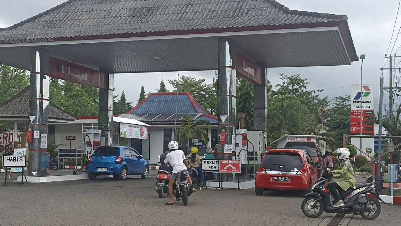 Suasana antrean kendaraan di SPBU Trenggalek/Foto: Wahyu AO (Kabar Trenggalek)