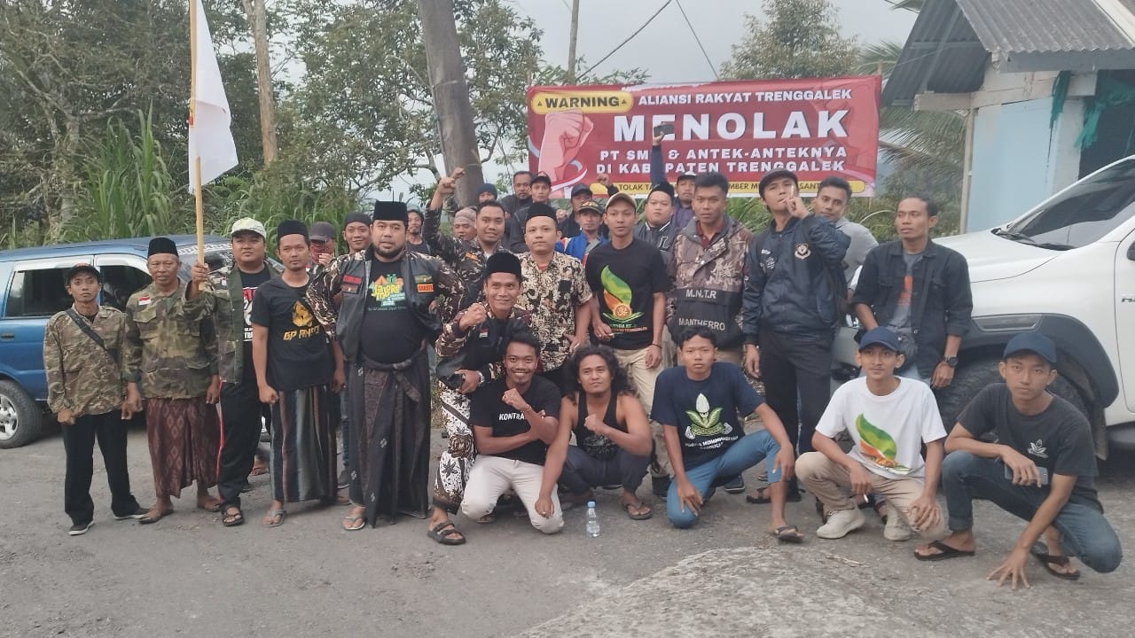 Aliansi Rakyat Trenggalek pasang banner tolak tambang emas PT SMN/Foto: Beni Kusuma (Kabar Trenggalek)