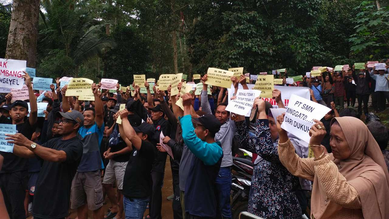 Demo 500 massa Desa Dukuh, Watulimo, Trenggalek, tolak tambang emas PT SMN/Foto: Najib (Kabar Trenggalek)
