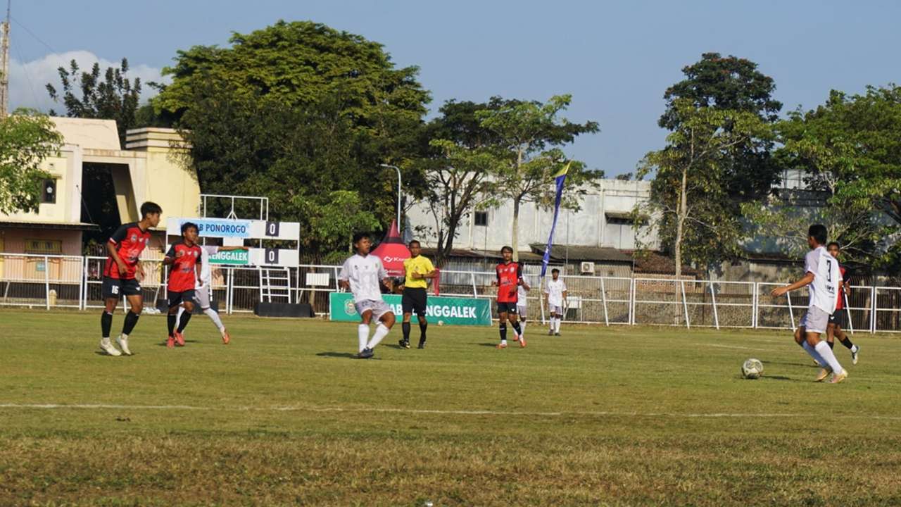Tim Sepak Bola Trenggalek (putih) mengalahkan Ponorogo (merah)/Foto: Raden Zamz (Kabar Trenggalek)