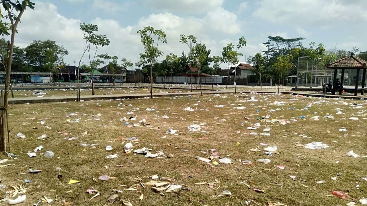 Kondisi sampah berserakan di Lapangan Durenan Trenggalek/Foto: Shofy