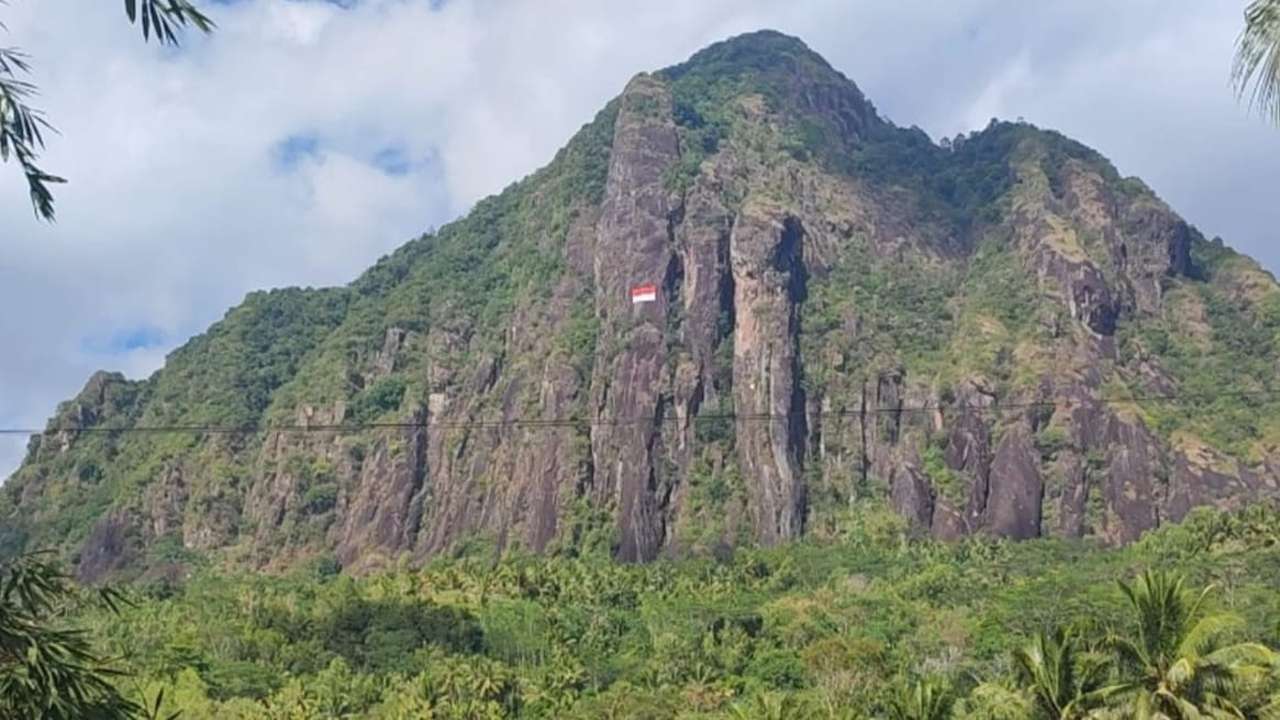 Pengibaran bendera merah putih di Tebing Gunung Trenggalek/Foto: Raden Zamz (Kabar Trenggalek)