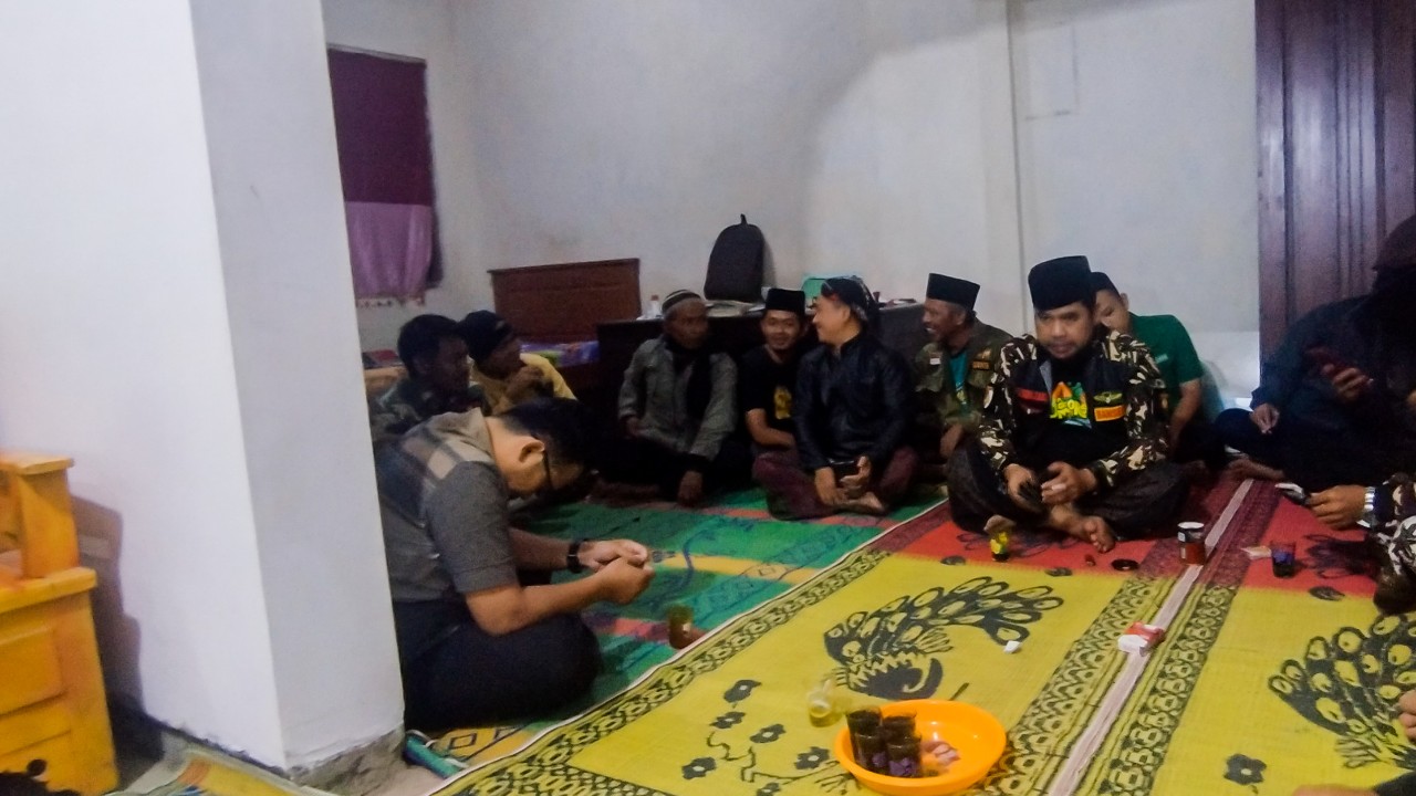 Gus Zaki duduk di tengah memakai kopyah, Imam Rosyidin menunduk di sebelah kiri/Foto: Beni Kusuma (Kabar Trenggalek)