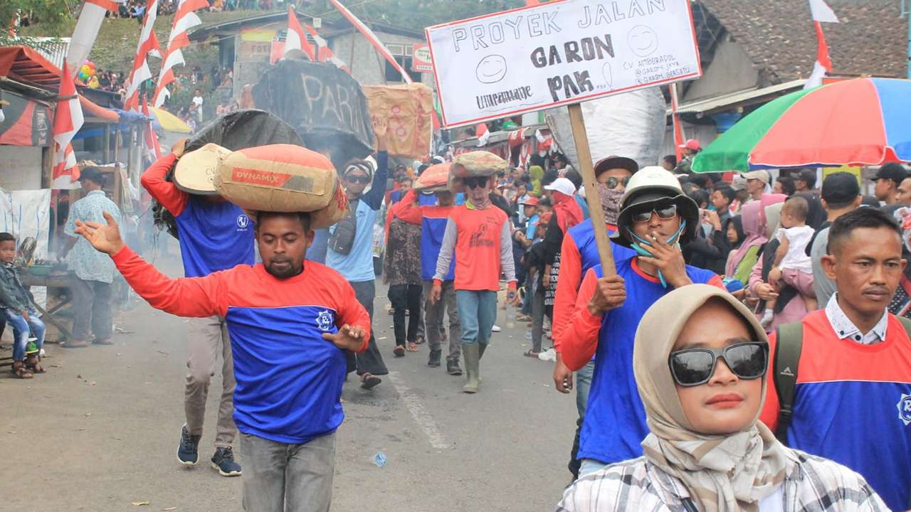 Aksi protes jalan rusak di Dusun Garok, Desa Dompyong, dalam pawai karnaval/Foto: Raden Zamz (Kabar Trenggalek)