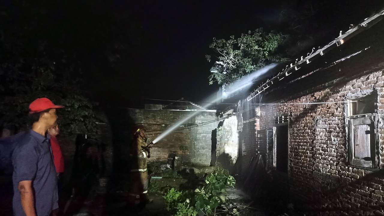 Rumah warga Trenggalek kebakaran/Foto: Wahyu AO (Kabar Trenggalek)