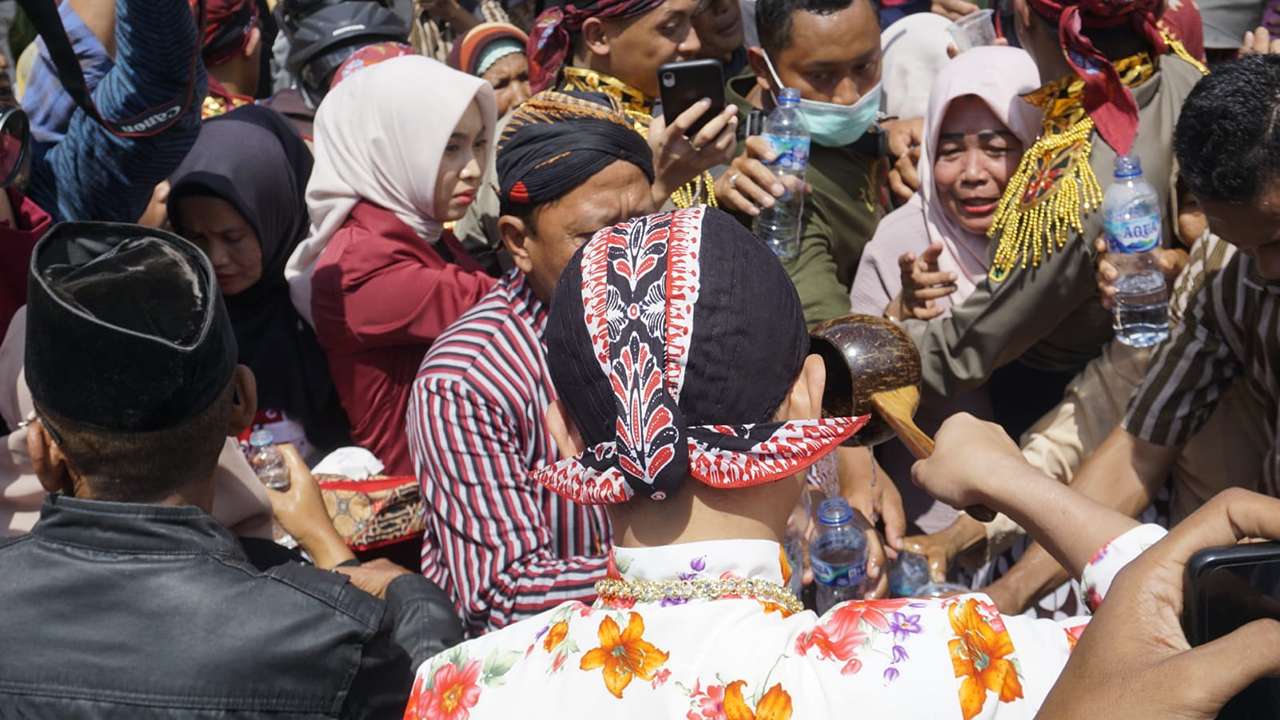 Rela Rebut Air di Hari Jadi Trenggalek, Warga Anggap Bisa Datangkan Jodoh