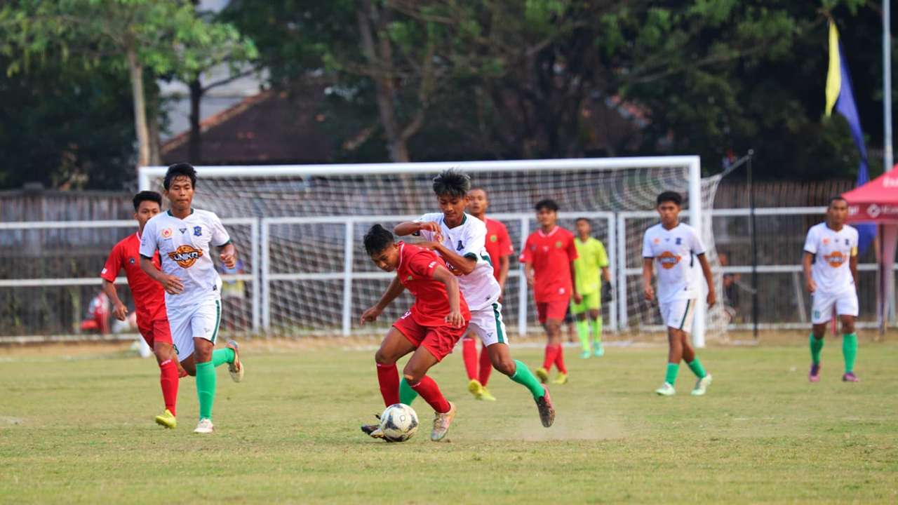 Tim Sepak Bola Trenggalek melawan Surabaya/Foto: Raden Zamz (Kabar Trenggalek)