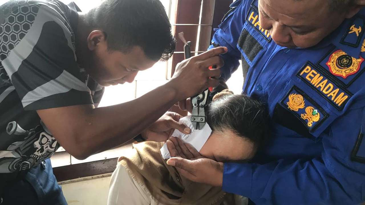Damar Trenggalek evakuasi anting nyangkut di telinga warga/Foto: Raden Zamz (Kabar Trenggalek)