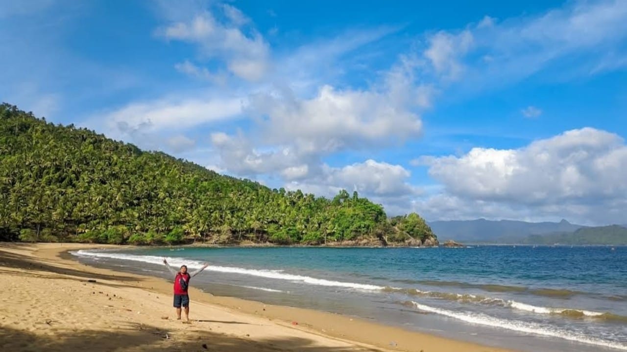 Pantai Ngadipuro Trenggalek yang memiliki pemandangan indah dan spot memancing/Foto: Randhi LR
